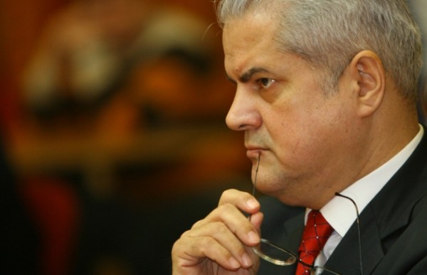 Nastase 4 pereti sau 4 case - iSay.ro