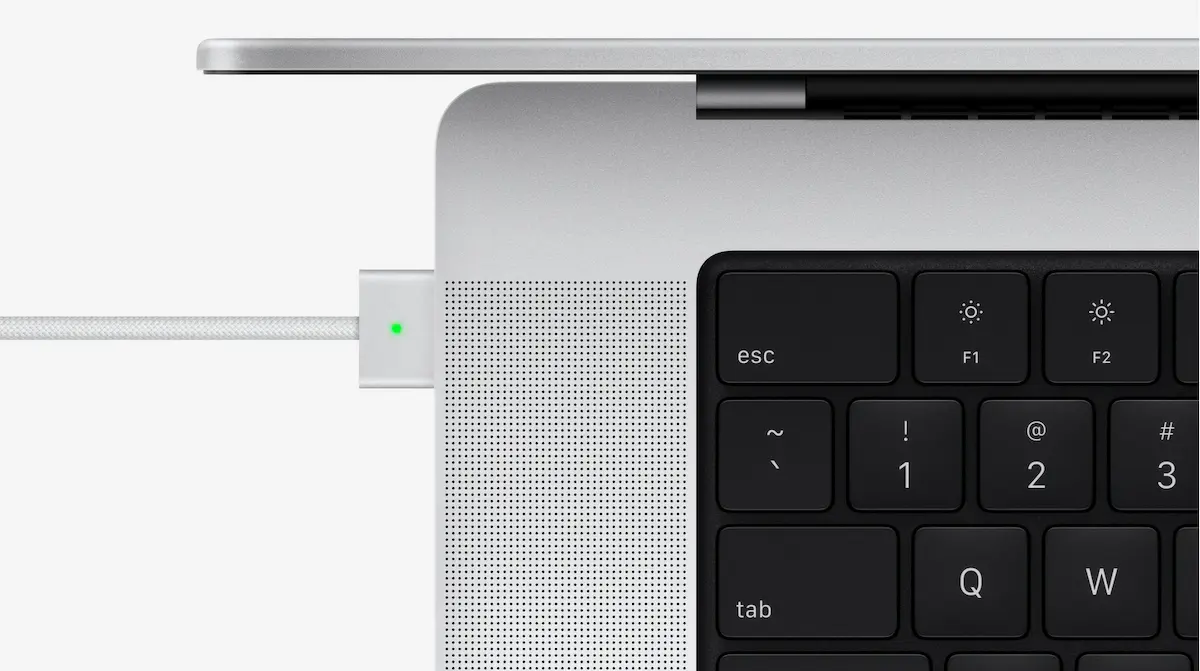 MacBook Pro 14 MagSafe Port