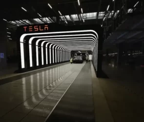 Filmare dron FPV in fabrica Tesla Giga Berlin
