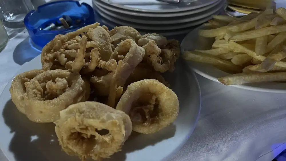 Grecia 2022 - calamari cu cartofi prajiti si bere