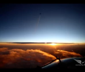 Vedere din cockpit deasupra norilor - Avion