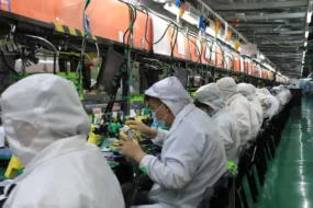 Foxconn a redus producția la minim din cauza restricțiilor covid