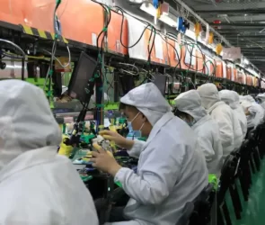 Foxconn a redus producția la minim din cauza restricțiilor covid