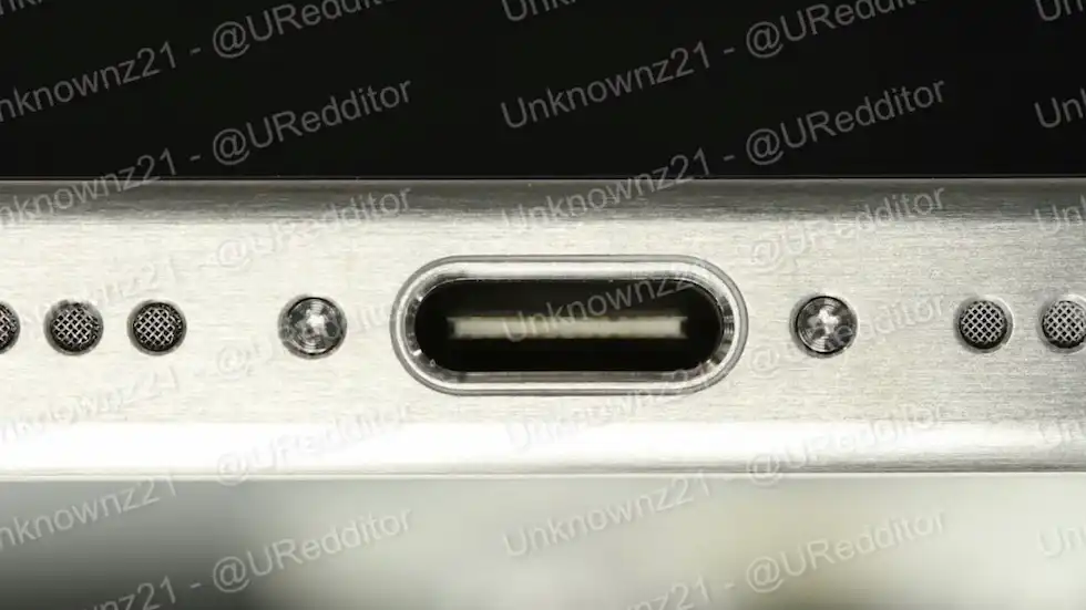 iPhone 15 Pro cu port USB-C și carcasă din titan