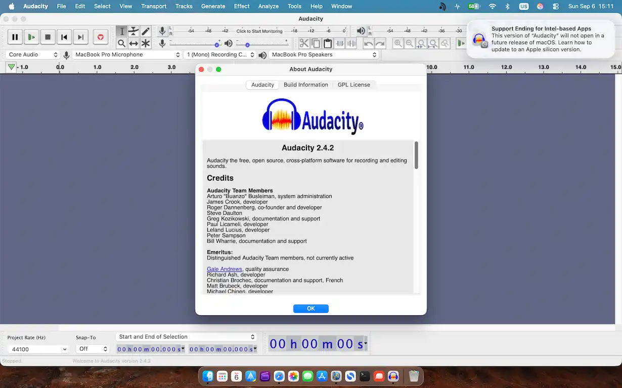 Captură de ecran cu Audacity 2.4.2 rulând pe macOS, care afișează fereastra Despre Audacity și o notificare despre sfârșitul suportului pentru procesoarele Intel