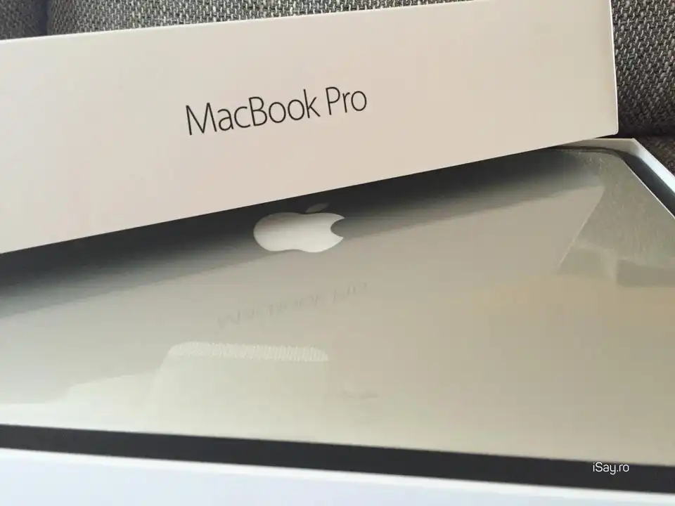 Cutie deschisă cu un MacBook Pro argintiu în interior